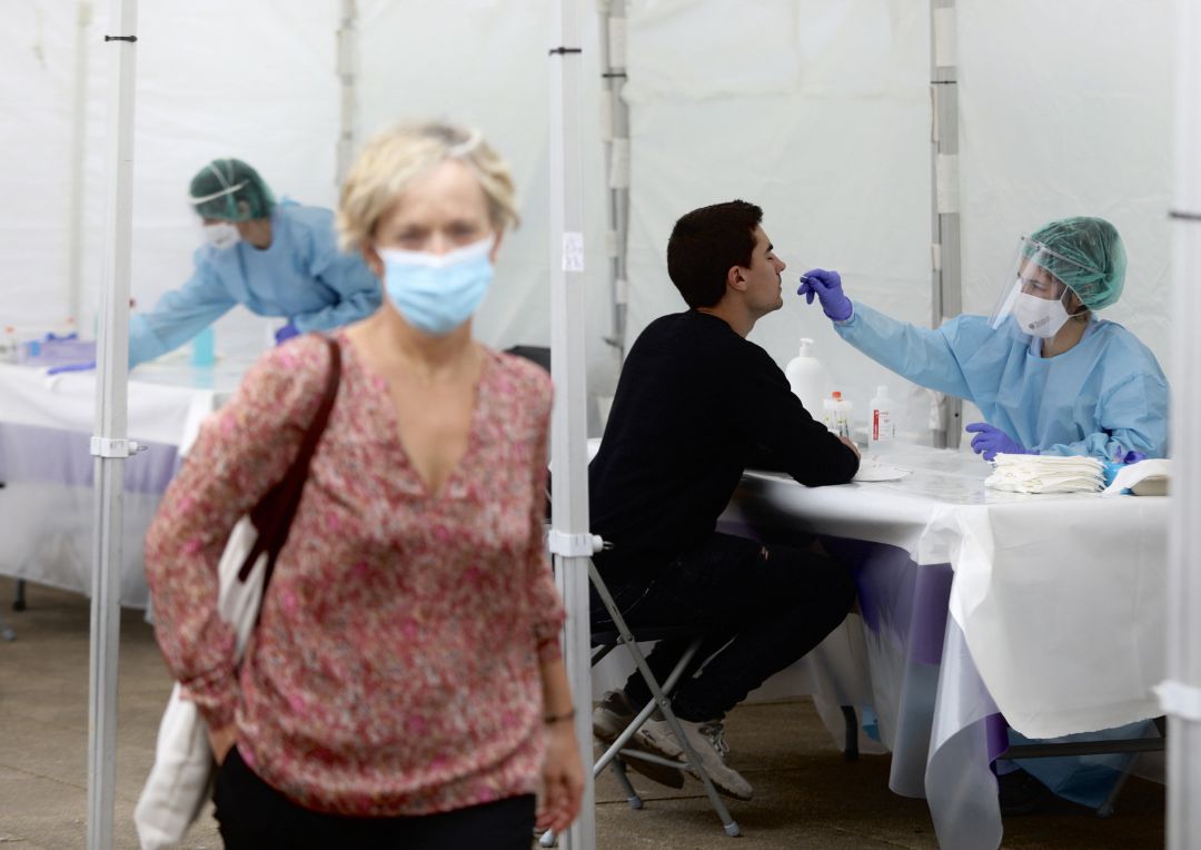 Una sanitaria le realiza un frotis nasal a un vecino de Ordizia en una de las carpas instaladas en el parque Barrena por el Ayuntamiento de Ordizia para realizar test ante el posible brote de COVID-19 detectado en la localidad guipuzcoana, en Ordizia, Una sanitaria le realiza un frotis nasal a un vecino de Ordizia en una de las carpas instaladas en el parque Barrena por el Ayuntamiento de Ordizia para realizar test ante el posible brote de COVID-19 detectado en la localidad guipuzcoana, en Ordizia,