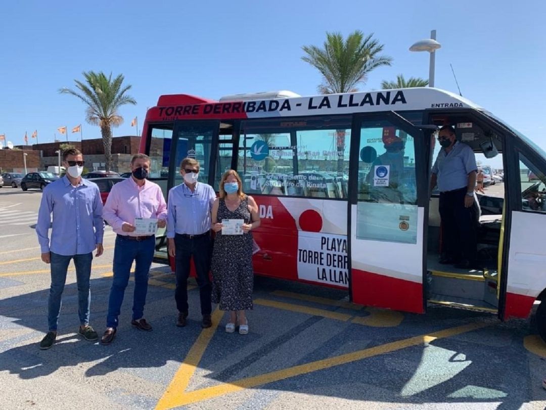 El director del Medio Natural, Fulgencio Perona, junto a la alcaldesa de San Pedro del Pinatar, Visitación Martínez, presentan el servicio gratuito de autobús para acceder a las playas del Parque Regional Salinas y Arenales de San Pedro El director del Medio Natural, Fulgencio Perona, junto a la alcaldesa de San Pedro del Pinatar, Visitación Martínez, presentan el servicio gratuito de autobús para acceder a las playas del Parque Regional Salinas y Arenales de San Pedro