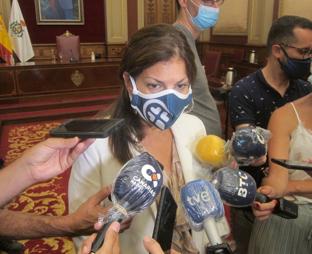 La primera teniente de alcaldesa del Ayuntamiento de Santa Cruz de Tenerife, Matilde Zambudio, atiende a los periodistas tras un Pleno del consistorio La primera teniente de alcaldesa del Ayuntamiento de Santa Cruz de Tenerife, Matilde Zambudio, atiende a los periodistas tras un Pleno del consistorio