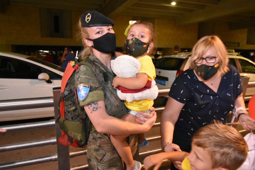 Una de las militares de la Bri X que ha participado en la misión en Letonia tras el reencuentro con su familia Una de las militares de la Bri X que ha participado en la misión en Letonia tras el reencuentro con su familia