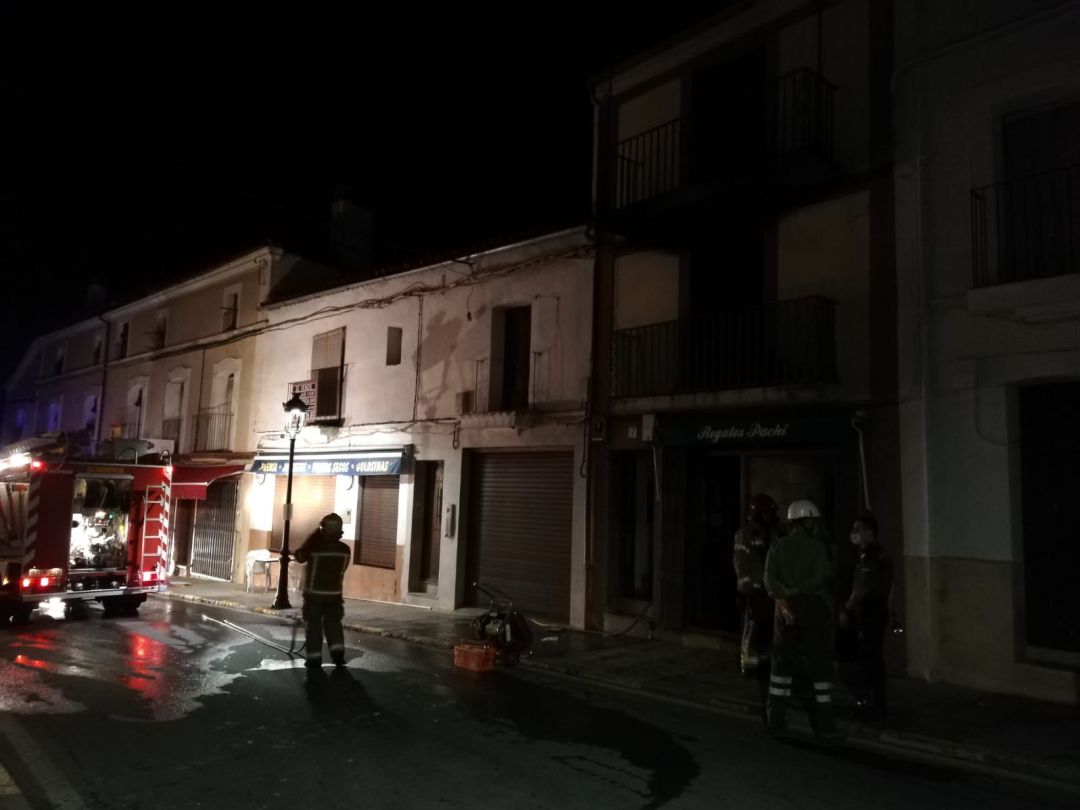 Bomberos ante el edificio incendiado esta madrugada Bomberos ante el edificio incendiado esta madrugada