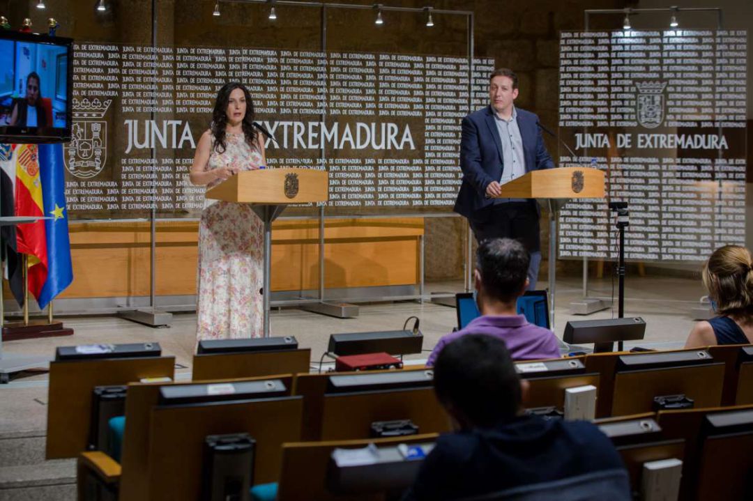 La consejera de eduación junto al nuevo secretario general de educación la Junta de Extremadura La consejera de eduación junto al nuevo secretario general de educación la Junta de Extremadura