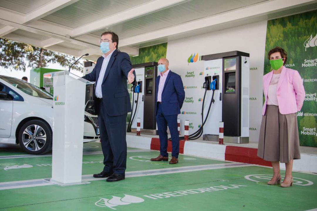 El presidente de la Junta de Extremadura en la primera electrolinera "ultrarrápida" de la región El presidente de la Junta de Extremadura en la primera electrolinera "ultrarrápida" de la región