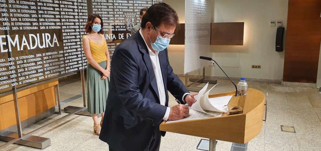 Guillermo Fernández Vara firmando el acuerdo entre diputaciones y Junta Extremadura Guillermo Fernández Vara firmando el acuerdo entre diputaciones y Junta Extremadura