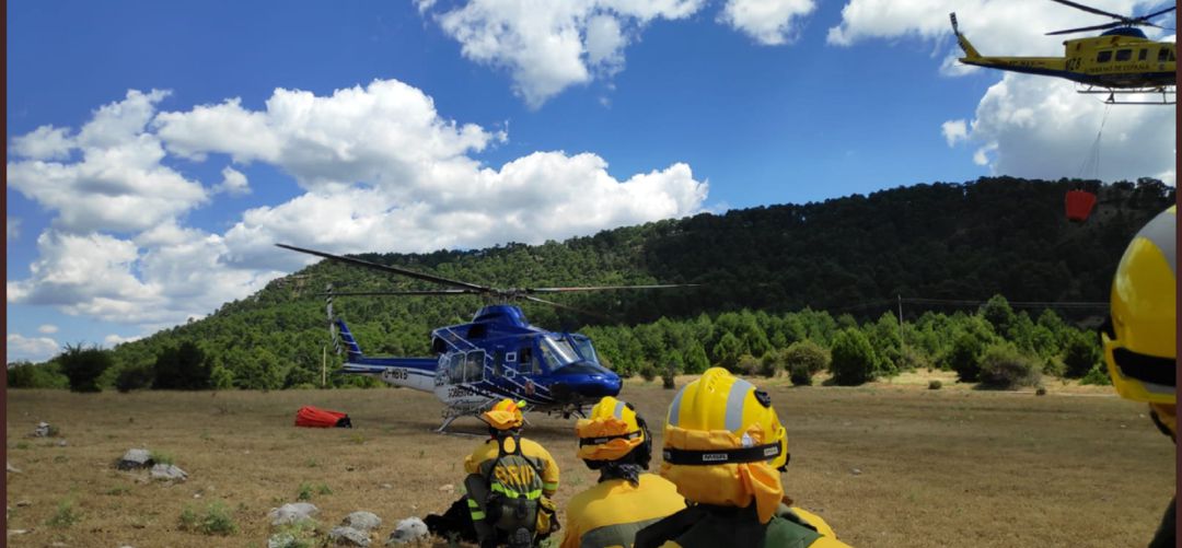 Personal del Infoca se dirige a un helicóptero. Personal del Infoca se dirige a un helicóptero.