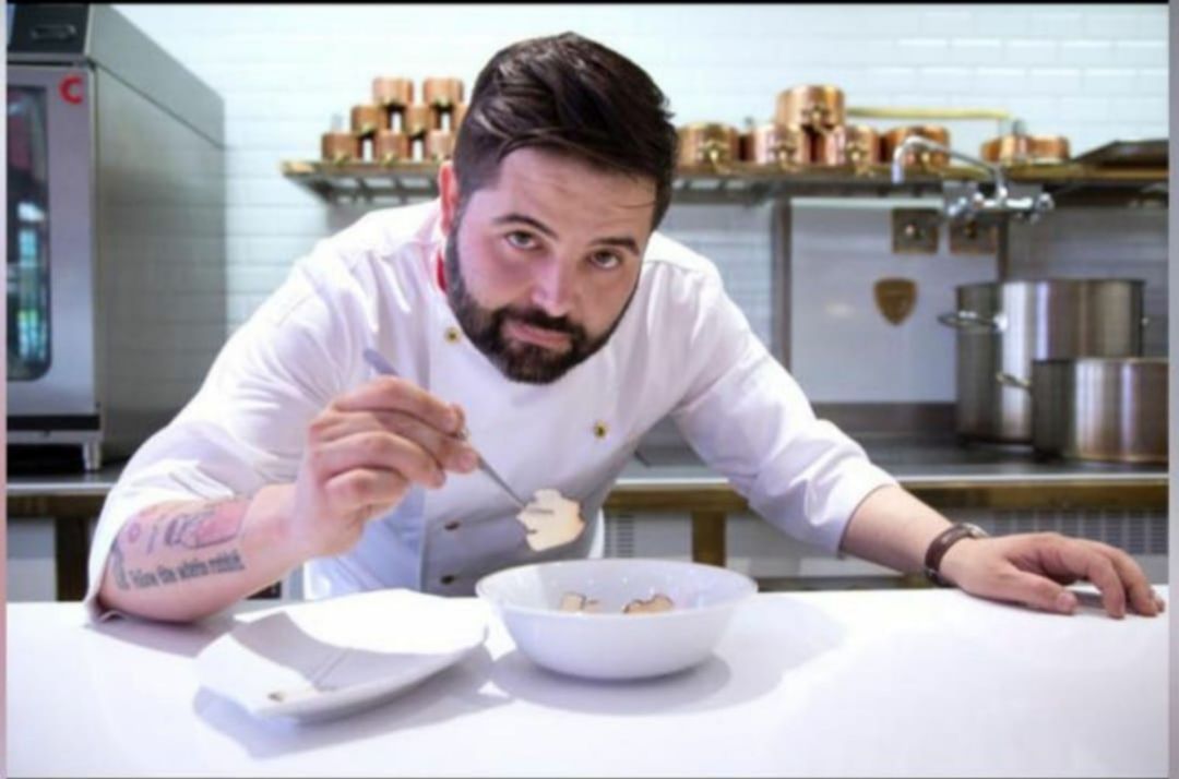 El chef Juan Luis Fernández, en plena acción El chef Juan Luis Fernández, en plena acción