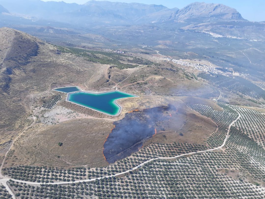 Zona afectada por el incendio, en sesgundo plano se observa el nucleo de la ELA de Garcíez Zona afectada por el incendio, en sesgundo plano se observa el nucleo de la ELA de Garcíez