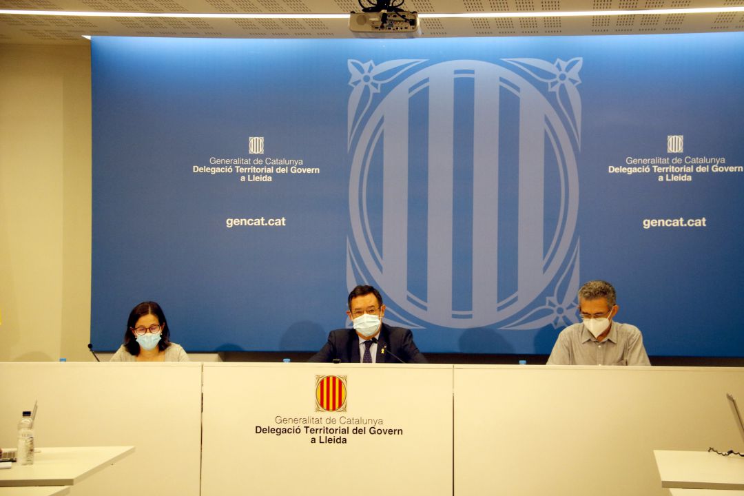 La gerent de la Regió Sanitària Lleida i de l'Alt Pirineu i Aran, Divina Farreny; el delegat del Govern, Pere Godoy, i el cap de Vigilància Epidemiològica, Pere Godoy, a la delegació del Govern La gerent de la Regió Sanitària Lleida i de l'Alt Pirineu i Aran, Divina Farreny; el delegat del Govern, Pere Godoy, i el cap de Vigilància Epidemiològica, Pere Godoy, a la delegació del Govern