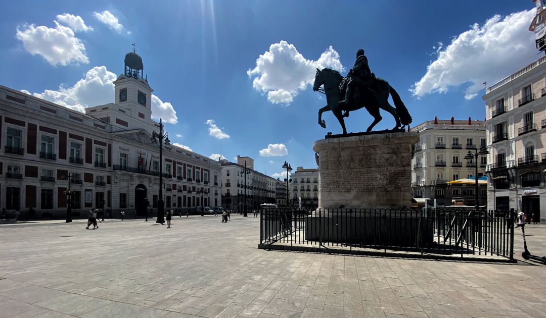 Vista de la estatua ecuestre de Carlos III en la Puerta del Sol de la capital, el día en que el alcalde de Madrid, José Luis Martínez-Almeida, ha anunciado que la peatonalización de la Puerta del Sol arrancará el 20 de agosto para simbolizar el "compromiso" con el Madrid del futuro y el nuevo modelo urbano de la ciudad. Vista de la estatua ecuestre de Carlos III en la Puerta del Sol de la capital, el día en que el alcalde de Madrid, José Luis Martínez-Almeida, ha anunciado que la peatonalización de la Puerta del Sol arrancará el 20 de agosto para simbolizar el "compromiso" con el Madrid del futuro y el nuevo modelo urbano de la ciudad.