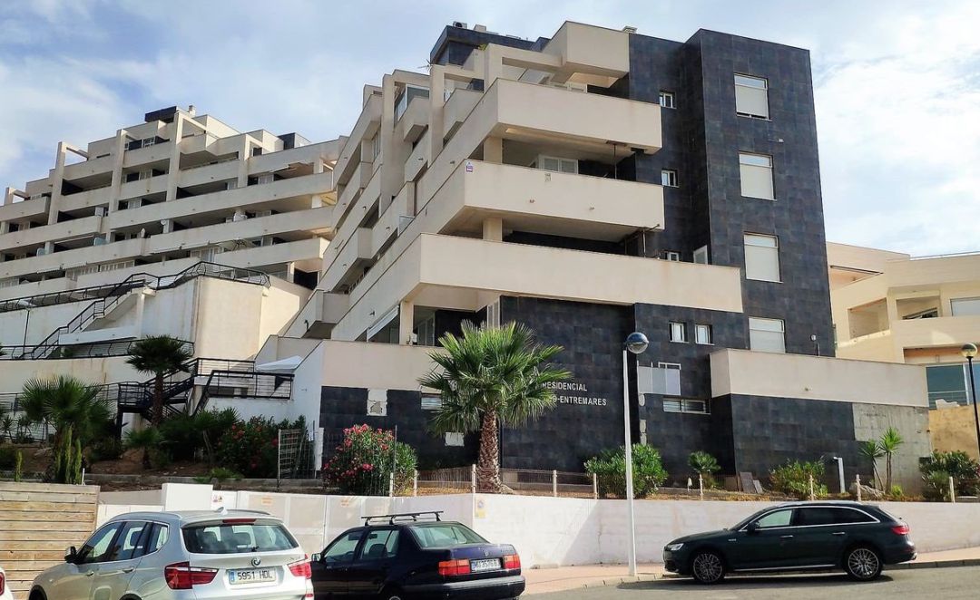 Edificio precintado en la zona del Dos Mares de La Manga por el desprendimiento de placas de su fachada Edificio precintado en la zona del Dos Mares de La Manga por el desprendimiento de placas de su fachada