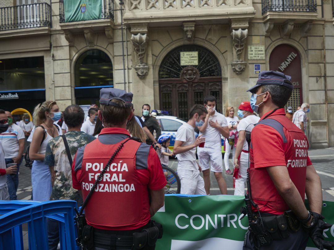 Agentes de la Policía Foral controlan la afluencia de gente en la Plaza del Consistorio en el momento en el que de celebrarse los Sanfermines 2020 hubiera tenido lugar el chupinazo, en Pamplona Agentes de la Policía Foral controlan la afluencia de gente en la Plaza del Consistorio en el momento en el que de celebrarse los Sanfermines 2020 hubiera tenido lugar el chupinazo, en Pamplona