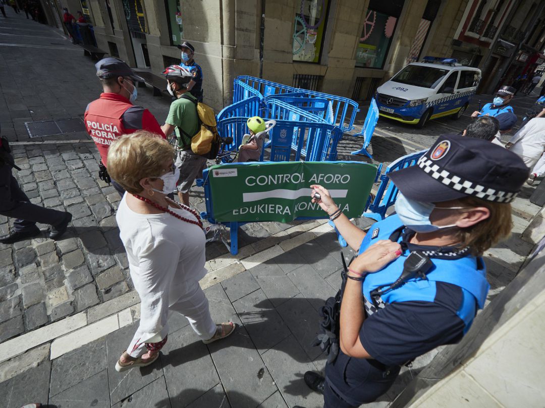 Agentes de la Policía Municipal controlan la afluencia de gente en la Plaza del Consistorio en el momento en el que de celebrarse los Sanfermines 2020 hubiera tenido lugar el chupinazo, en Pamplona Agentes de la Policía Municipal controlan la afluencia de gente en la Plaza del Consistorio en el momento en el que de celebrarse los Sanfermines 2020 hubiera tenido lugar el chupinazo, en Pamplona