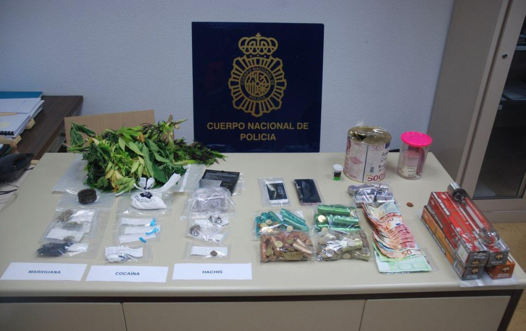 Incautación de 107,31 gramos de cocaína, 341,68 gramos de hachís, 508,63 gramos de marihuana, 2 teléfonos móviles, una báscula de precisión, 1617,69 euros, un equipo de iluminación y picadores de marihuana en la operación Chan Incautación de 107,31 gramos de cocaína, 341,68 gramos de hachís, 508,63 gramos de marihuana, 2 teléfonos móviles, una báscula de precisión, 1617,69 euros, un equipo de iluminación y picadores de marihuana en la operación Chan