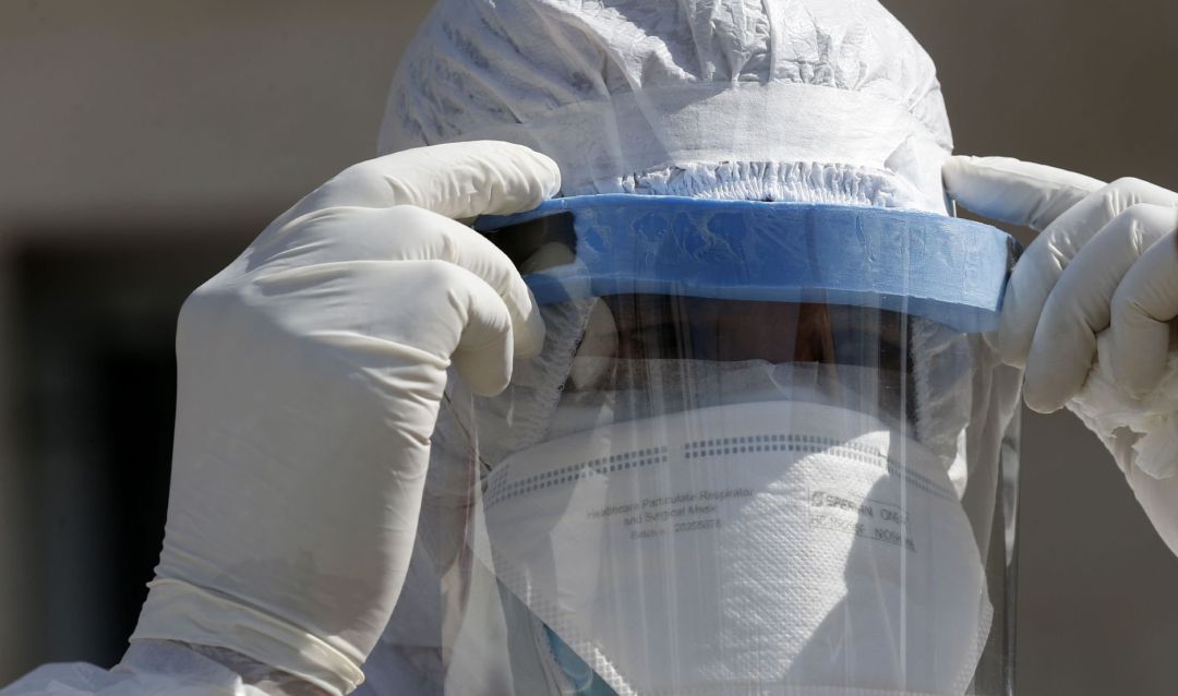 Los sanitarios se protegen del virus. Los sanitarios se protegen del virus.