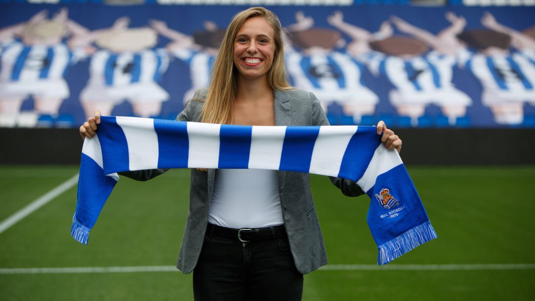 Maitane posa con una bufanda de la Real en el Reale Arena Maitane posa con una bufanda de la Real en el Reale Arena