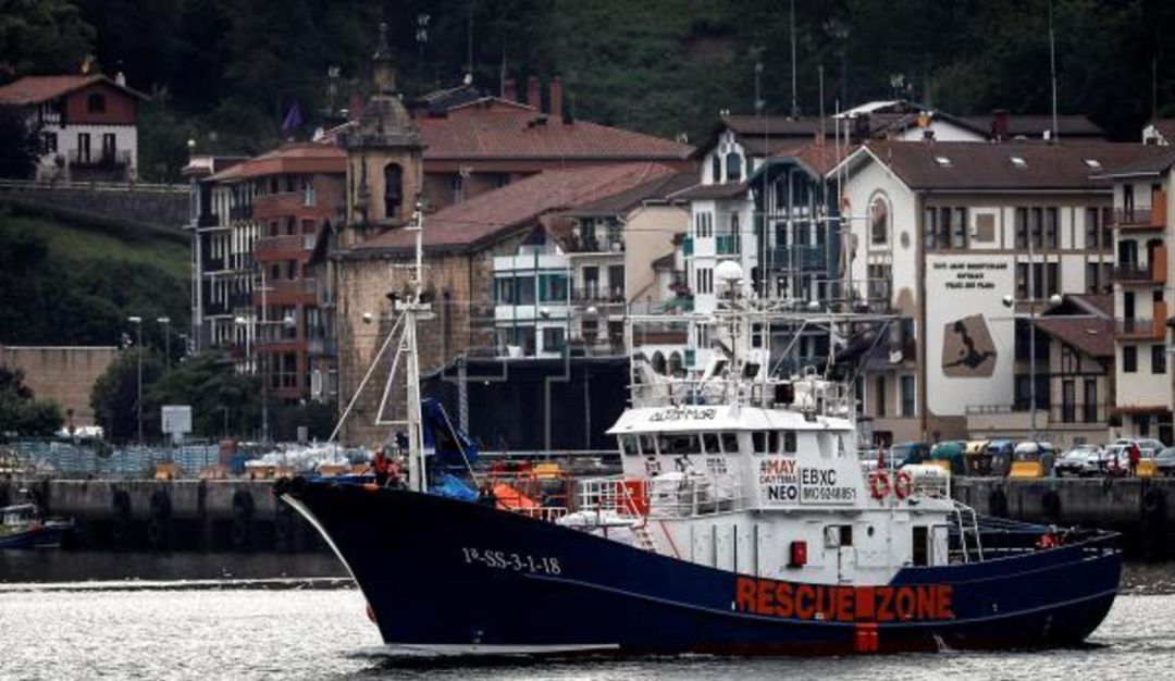 El Aita Mari navegando por el puerto de Pasaia. El Aita Mari navegando por el puerto de Pasaia.