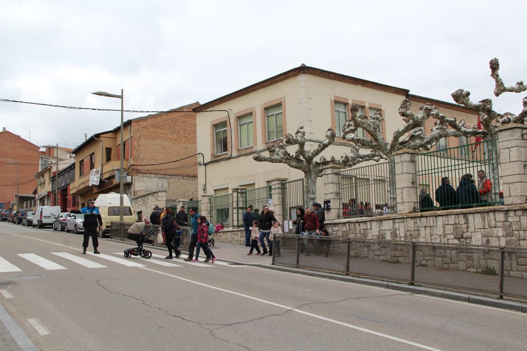 Un agente de la Policía Local regula el tráfico a la salida de un colegio Un agente de la Policía Local regula el tráfico a la salida de un colegio