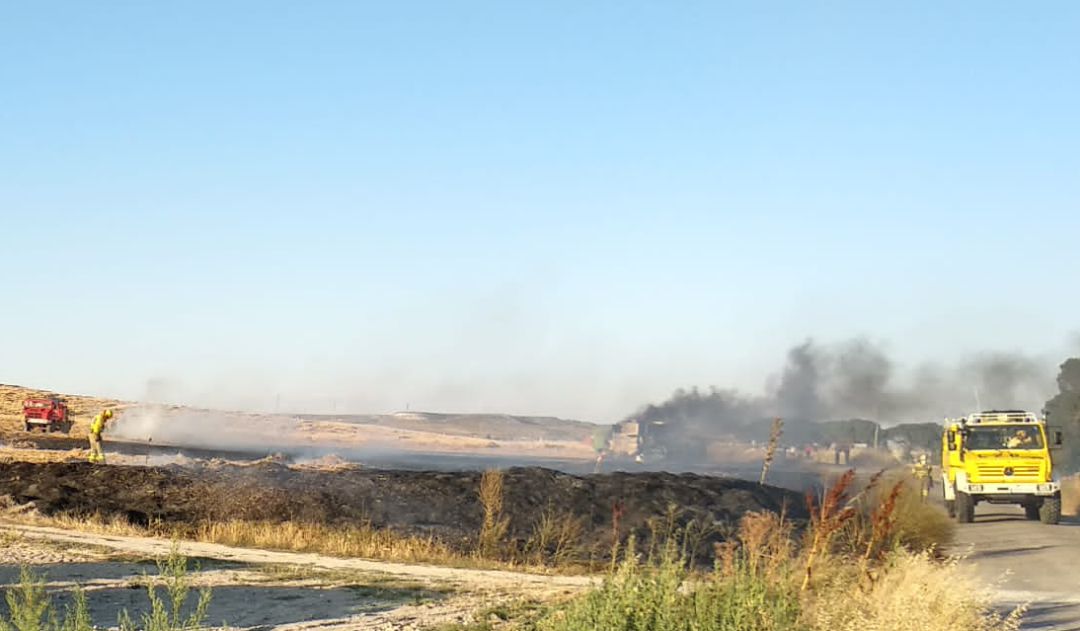 Un momento de la extinción del incendio en el camino de El Salinero en Cuéllar Un momento de la extinción del incendio en el camino de El Salinero en Cuéllar
