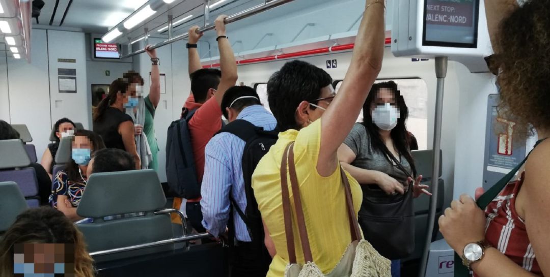 Un tren de la línea de Cercanías C2, después de que se cancelara el anterior Un tren de la línea de Cercanías C2, después de que se cancelara el anterior