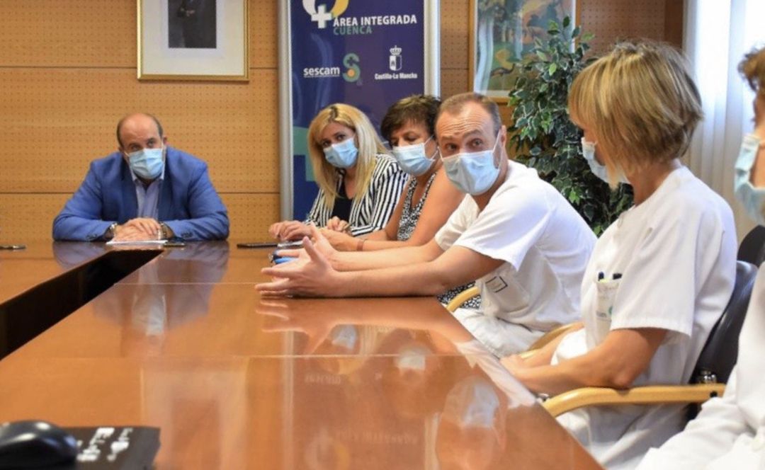 El vicepresidente José Luis Martínez Guijarro (a la izquierda) ha agradecido, en nombre del Gobierno del presidente Emiliano García-Page, la labor desempeñada por los profesionales sanitarios del hospital conquense durante la pandemia. El vicepresidente José Luis Martínez Guijarro (a la izquierda) ha agradecido, en nombre del Gobierno del presidente Emiliano García-Page, la labor desempeñada por los profesionales sanitarios del hospital conquense durante la pandemia.