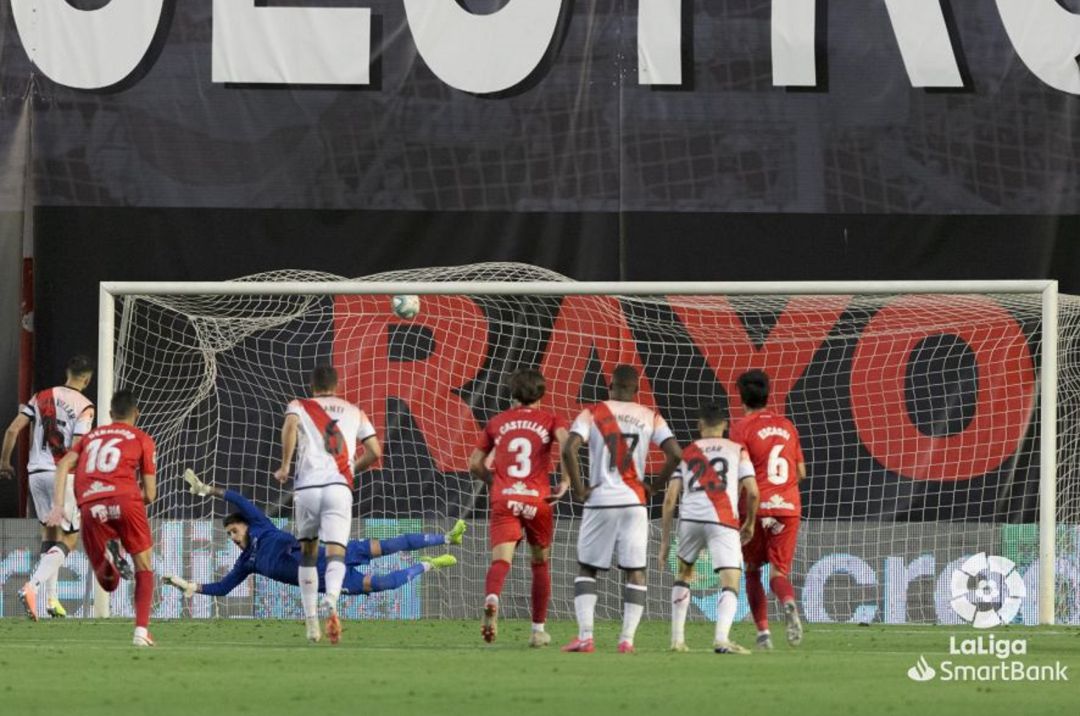 Villar convierte el segundo penalty en Vallecas. Villar convierte el segundo penalty en Vallecas.