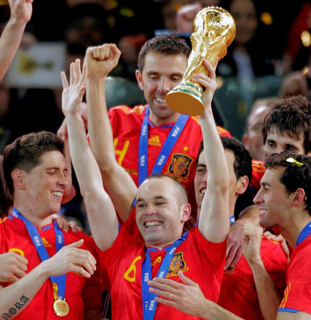 Fotografía de archivo del 11 de julio de 2010 de Andrés Iniesta con la Copa del Mundo después de que el equipo español consiguiera vencer en la final del Mundial de Sudáfrica a la selección de Holanda por 1-0 en el Soccer City de Johannesburgo. Andrés Iniesta, el héroe de la final del Mundial de Sudáfrica que dio el título a España hace una década, recuerda, en una entrevista concedida a Efe, que en ese torneo "se juntaron muchas circunstancias" para que la "Roja" ganase, un logro que considera "prácticamente imposible". Fotografía de archivo del 11 de julio de 2010 de Andrés Iniesta con la Copa del Mundo después de que el equipo español consiguiera vencer en la final del Mundial de Sudáfrica a la selección de Holanda por 1-0 en el Soccer City de Johannesburgo. Andrés Iniesta, el héroe de la final del Mundial de Sudáfrica que dio el título a España hace una década, recuerda, en una entrevista concedida a Efe, que en ese torneo "se juntaron muchas circunstancias" para que la "Roja" ganase, un logro que considera "prácticamente imposible".