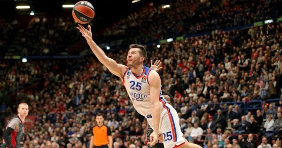 Alec Peters jugando con el EFES. Alec Peters jugando con el EFES.