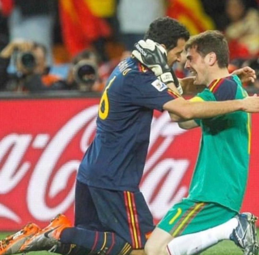 Iker Casillas junto a Busquets en la final del Mundial Iker Casillas junto a Busquets en la final del Mundial