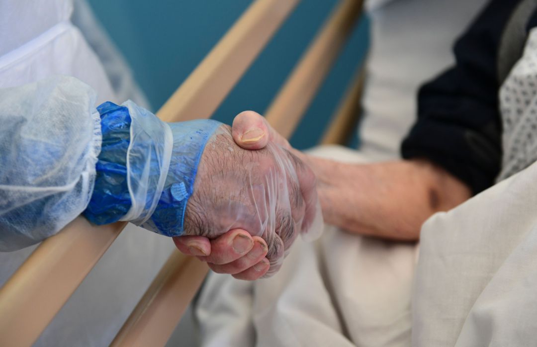 Imagen de un hombre sujetando la mano de una mujer ingresada. Imagen de un hombre sujetando la mano de una mujer ingresada.