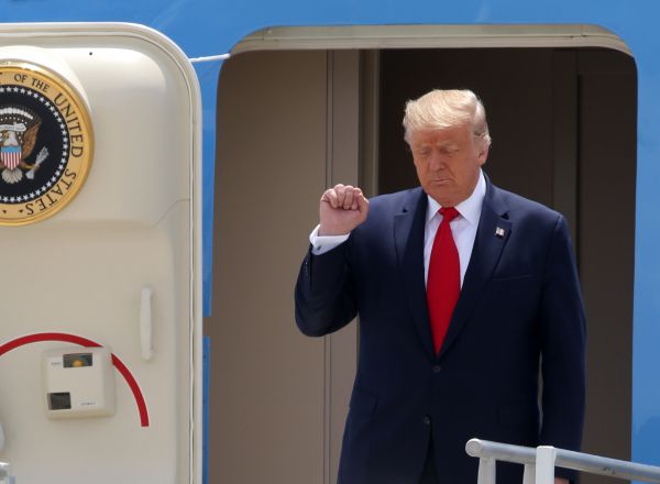 El presidente estadounidense Donald Trump desembarcando en el aeropuerto de Miami el pasado viernes.