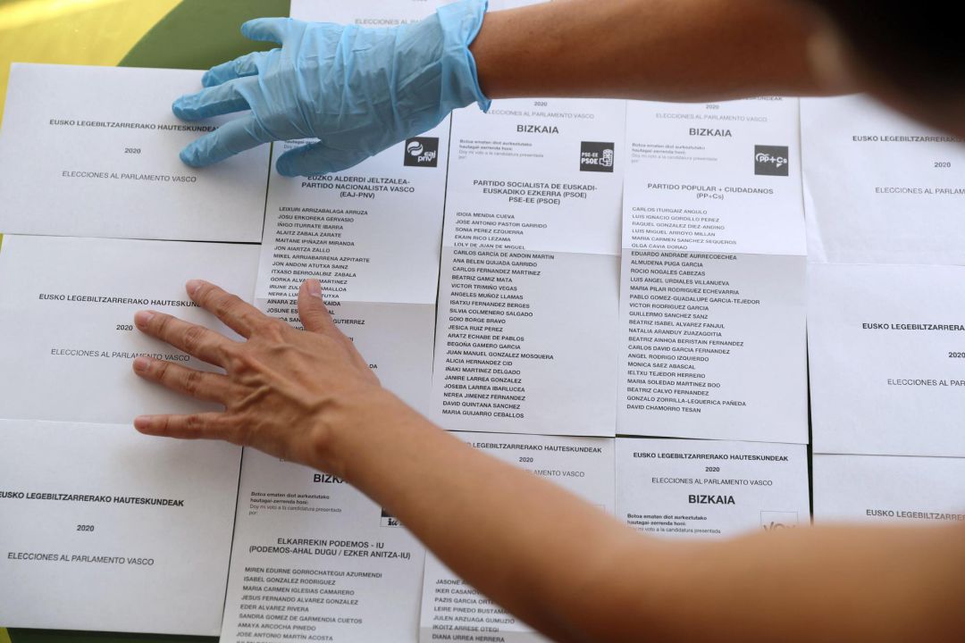 Sobres y papeletas para depositar el voto al Parlamento Vasco, de cara al próximo domingo 12 de julio, donde se celebran las elecciones vascas. Unas elecciones protagonizada por la pandemia del coronavirus. Sobres y papeletas para depositar el voto al Parlamento Vasco, de cara al próximo domingo 12 de julio, donde se celebran las elecciones vascas. Unas elecciones protagonizada por la pandemia del coronavirus.