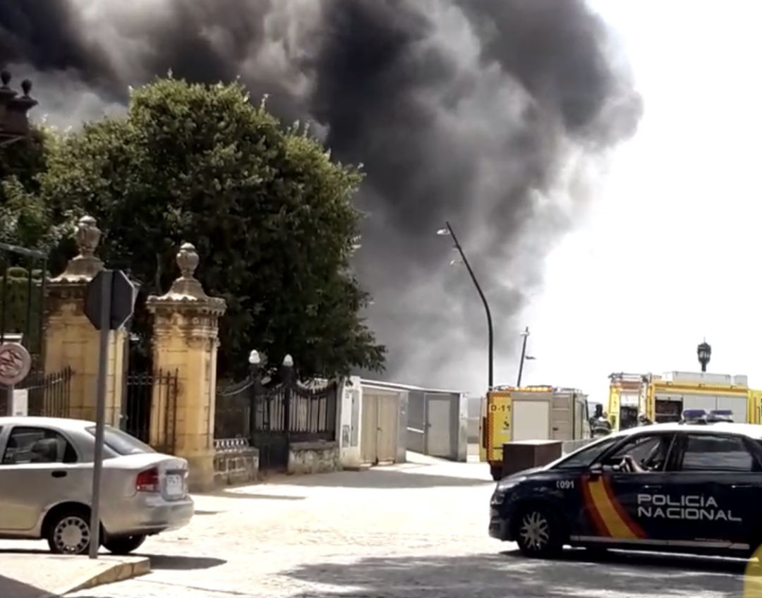Bomberos y Policía Nacional acudieron al lugar del incendio en Santa Bárbara a la entrada del parque Genovés Bomberos y Policía Nacional acudieron al lugar del incendio en Santa Bárbara a la entrada del parque Genovés