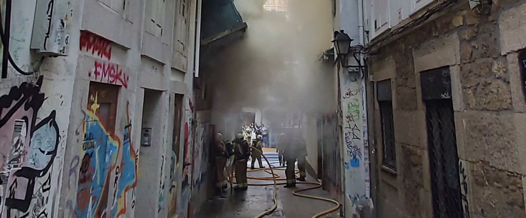Los bomberos intentan sofocar el fuego en medio de la humareda Los bomberos intentan sofocar el fuego en medio de la humareda