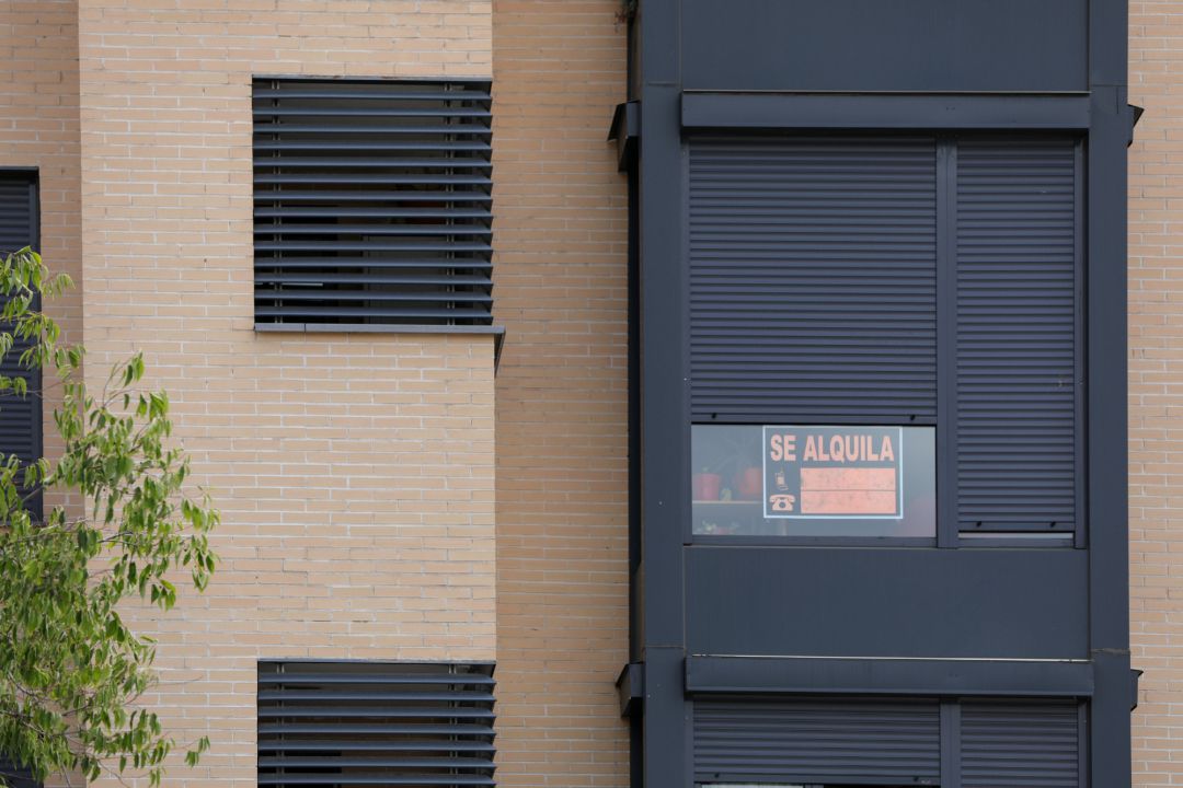 En la fachada de un edificio se ve un cartel de 'Se Alquila' bajo la persiana de uno de los pisos. En la fachada de un edificio se ve un cartel de 'Se Alquila' bajo la persiana de uno de los pisos.