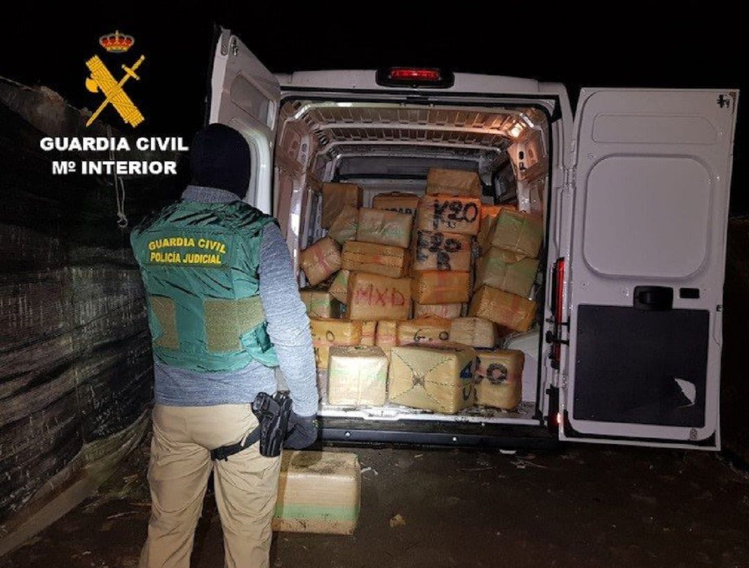 La Guardia Civil detiene a 33 personas en dos operaciones antidroga en varias Comunidades Autónomas. La Guardia Civil detiene a 33 personas en dos operaciones antidroga en varias Comunidades Autónomas.