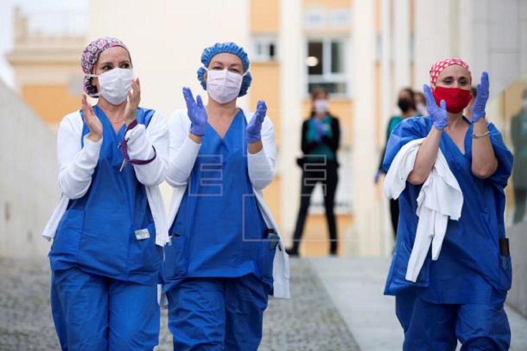 Un grupo de sanitarias aplauden en uno de los días de confinamiento Un grupo de sanitarias aplauden en uno de los días de confinamiento