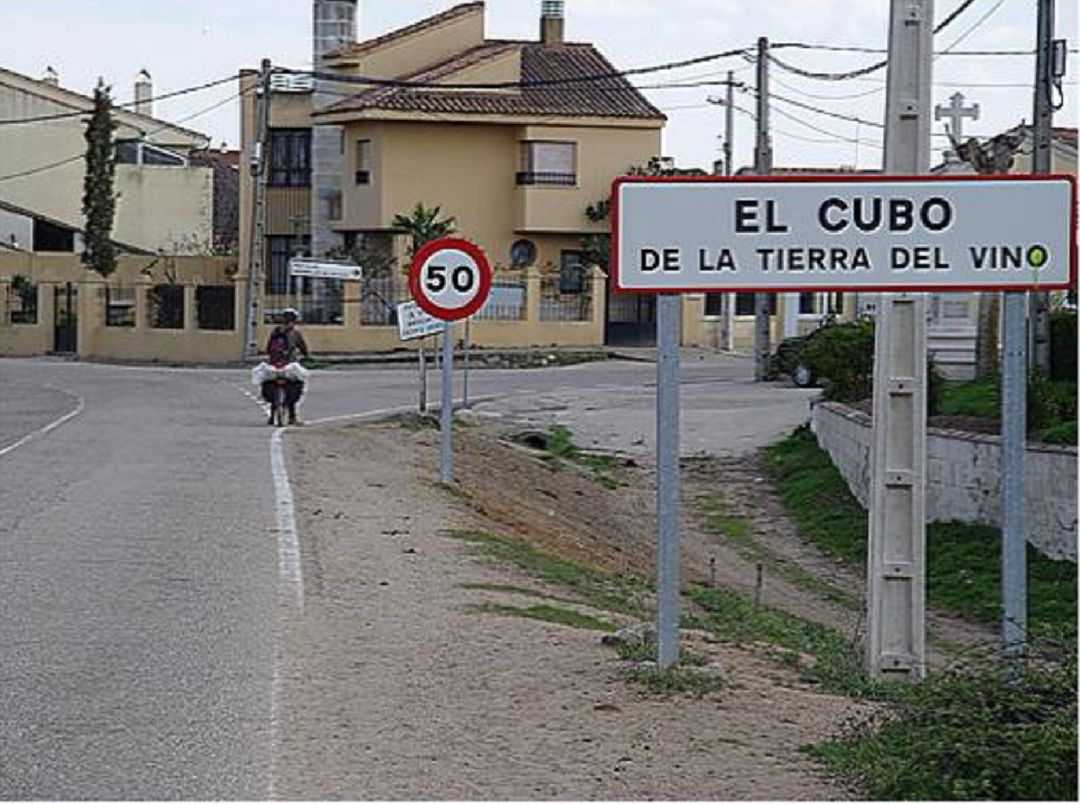 Cartel a la entrada del pueblo Cartel a la entrada del pueblo