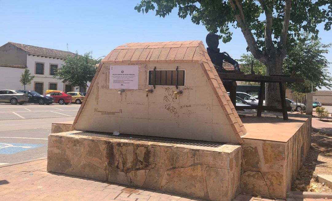 Fuente de ósmosis en la plaza Cervantes de Mota del Cuervo (Cuenca). Fuente de ósmosis en la plaza Cervantes de Mota del Cuervo (Cuenca).