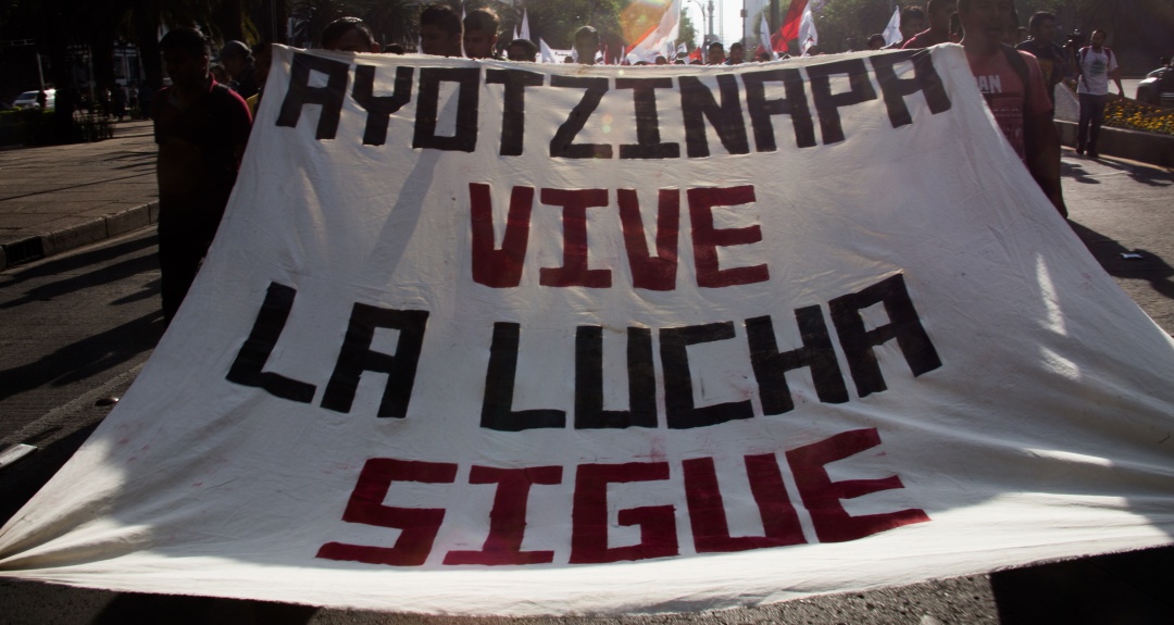 Miles de estudiantes y padres de los 43 estudiantes desaparecidos de Ayotzinapa continúan realizando todos los meses manifestaciones exigiendo justicia en la Ciudad de México, como esta del pasado febrero. Miles de estudiantes y padres de los 43 estudiantes desaparecidos de Ayotzinapa continúan realizando todos los meses manifestaciones exigiendo justicia en la Ciudad de México, como esta del pasado febrero.