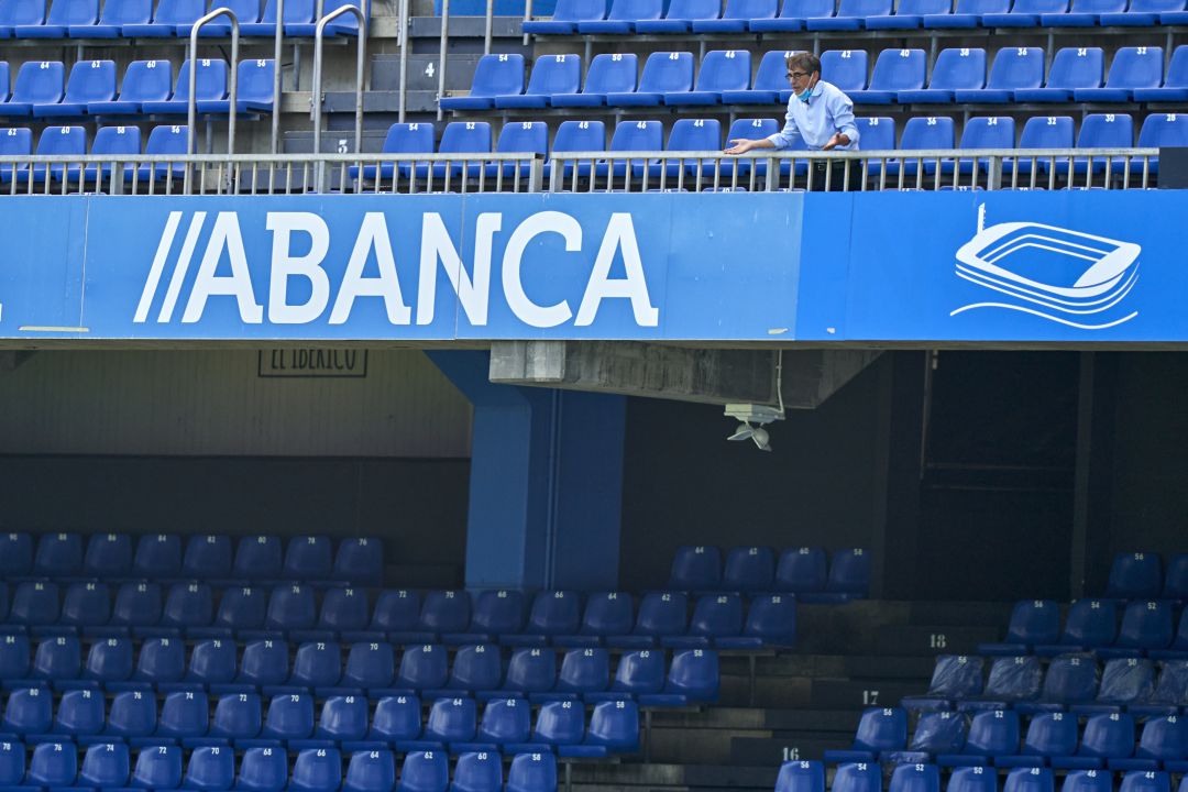 Vázquez da instrucciones a los suyos desde la grada, en el Deportivo - Extremadura Vázquez da instrucciones a los suyos desde la grada, en el Deportivo - Extremadura