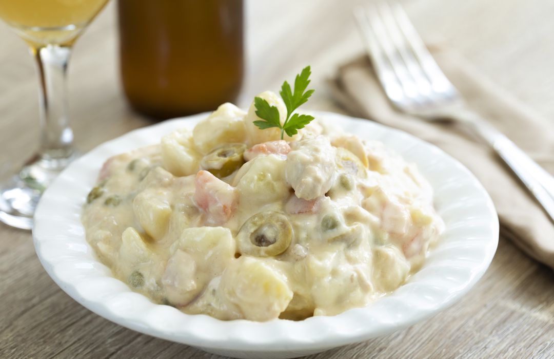 Imagen de un plato de ensaladilla rusa Imagen de un plato de ensaladilla rusa
