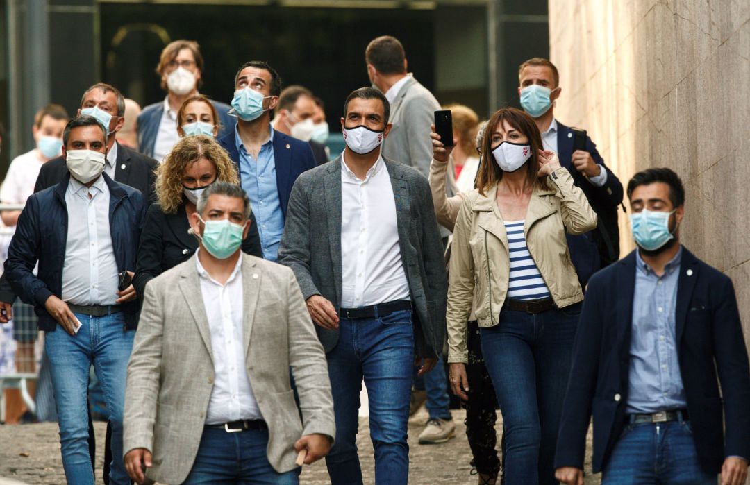 El presidente del Gobierno, Pedro Sánchez (c), y la candidata socialista a lehendakari, Idoia Mendia (2d) durante el acto de campaña electoral celebrado este jueves en Vitoria. El presidente del Gobierno, Pedro Sánchez (c), y la candidata socialista a lehendakari, Idoia Mendia (2d) durante el acto de campaña electoral celebrado este jueves en Vitoria.