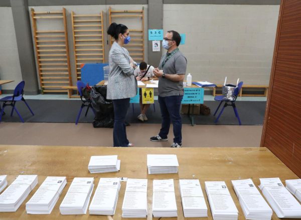 Papeletas con diferentes opciones políticas en la apertura de una mesa electoral en la localidad vizcaína de Durango, con todas las medidas de seguridad ante la pandemia del coronavirus, donde este domingo se celebran las elecciones al Parlamento Vasco.