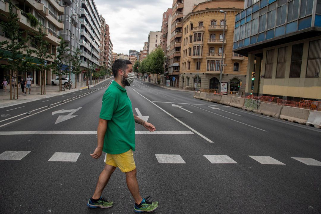 Un vecino cruza la calle en una avenida de Catalunya prácticamente vacía, en una jornada en la que la Generalitat aplicará a partir de esta medianoche un confinamiento domiciliario parcial a los habitantes de Lleida y de otros siete municipios de la comarca del Segrià. Un vecino cruza la calle en una avenida de Catalunya prácticamente vacía, en una jornada en la que la Generalitat aplicará a partir de esta medianoche un confinamiento domiciliario parcial a los habitantes de Lleida y de otros siete municipios de la comarca del Segrià.