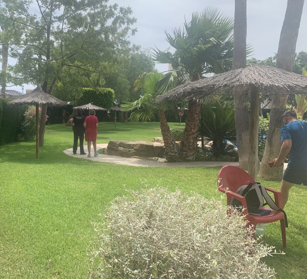 La presidenta de la comunidad de propietarios inspeccionando la piscina con una agente de la Policía Local de El Campello La presidenta de la comunidad de propietarios inspeccionando la piscina con una agente de la Policía Local de El Campello