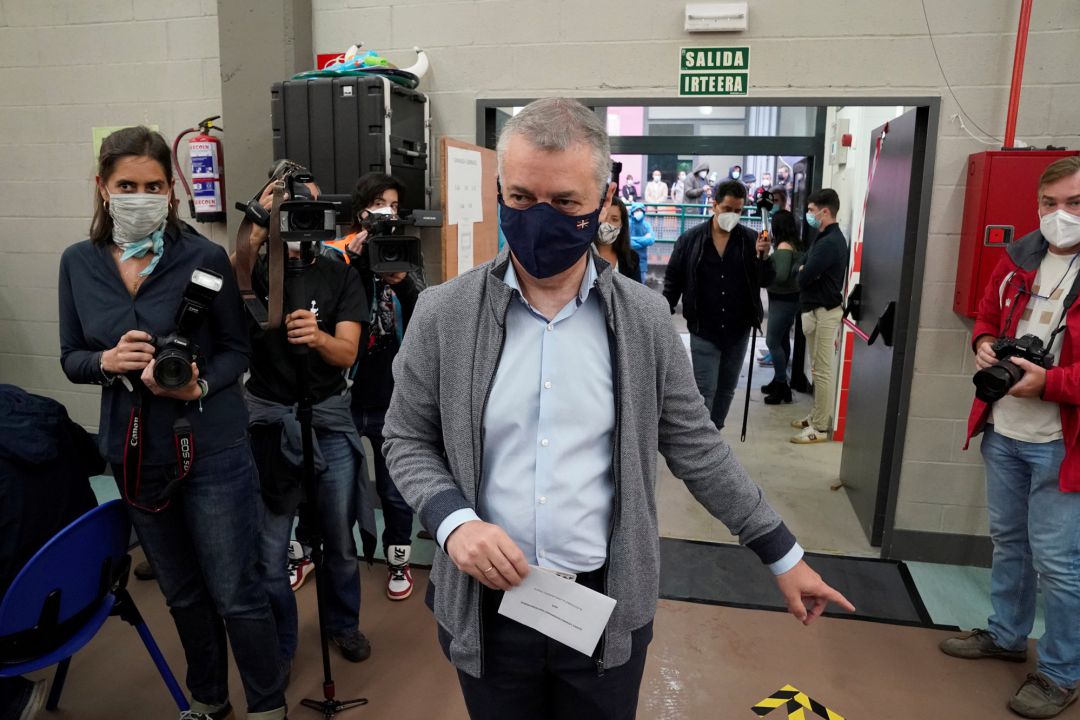 el lehendakari, que ha votado a las 9:30 horas en el colegio electoral Zabalarra de Durango acompañado de su mujer, Lucía Arieta, ha trasladado un mensaje de "respeto" al resultado de las elecciones, porque con lo que decidan los electores "Euskadi va a poder ponerse en pie".
el lehendakari, que ha votado a las 9:30 horas en el colegio electoral Zabalarra de Durango acompañado de su mujer, Lucía Arieta, ha trasladado un mensaje de "respeto" al resultado de las elecciones, porque con lo que decidan los electores "Euskadi va a poder ponerse en pie".
