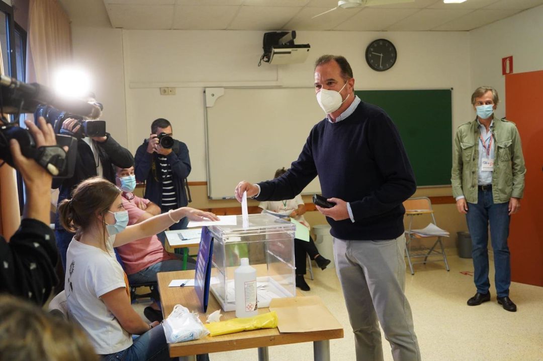 Carlos Iturgaiz vota en Getxo Carlos Iturgaiz vota en Getxo