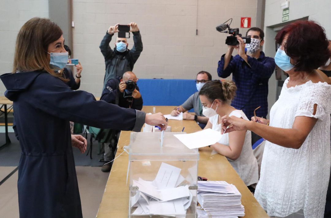 Miren Gorrotxategi ejerce su derecho al voto en Durango Miren Gorrotxategi ejerce su derecho al voto en Durango