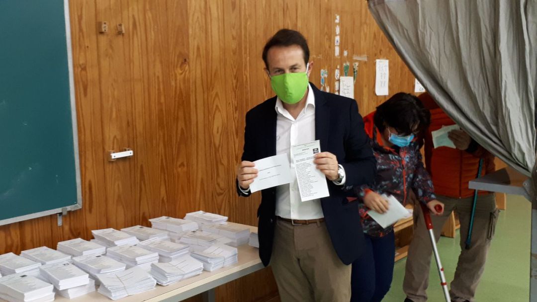 José Ramón Becerra ejerce su derecho al voto en Bilbao José Ramón Becerra ejerce su derecho al voto en Bilbao