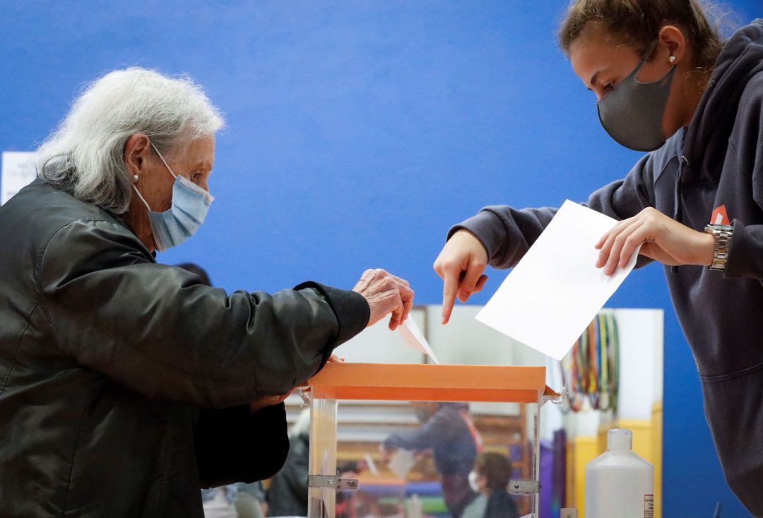 Una mujer ejerce su derecho al voto este domingo en un colegio electoral de San Sebastián. Las 2.678 mesas electorales previstas para los comicios en Euskadi se han constituido con normalidad al igual que transcurren sin incidencias reseñables los primeros momentos de la jornada de elecciones para el Parlamento Vasco.. Una mujer ejerce su derecho al voto este domingo en un colegio electoral de San Sebastián. Las 2.678 mesas electorales previstas para los comicios en Euskadi se han constituido con normalidad al igual que transcurren sin incidencias reseñables los primeros momentos de la jornada de elecciones para el Parlamento Vasco..